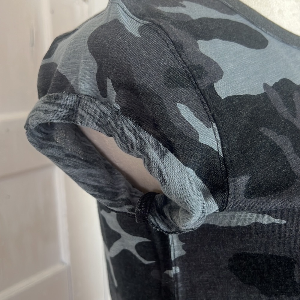 FREE PEOPLE WE THE FREE SZ S CAMO TEE RAW EDGES ROLLED SLEEVES SHEER LIGHTWEIGHT - Picture 2 of 10